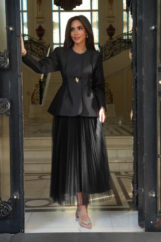 توب أسود تفتة انيق مع تنورة من التل