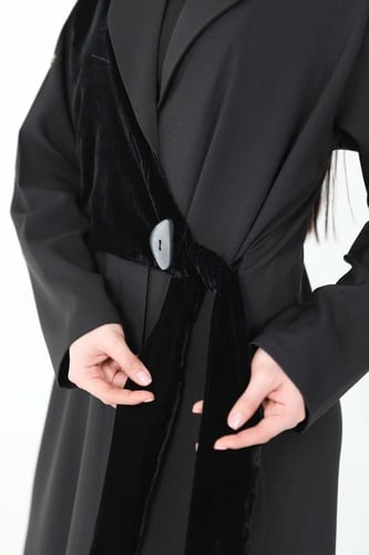 عباية سوداء كريب بتدخيلة مخمل بحزام جانبي - Eason
