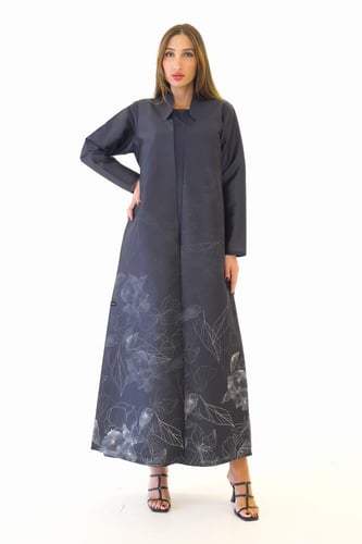 عباية سوداء تفته مع فستان بطبعات ورود