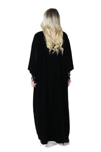 عباية شتوية سوداء مخمل بقصة بشت بأكمام محددة سوداء