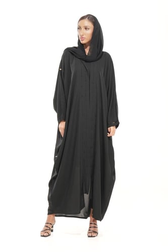 عباية سوداء بقصة بشت بتطريز ناعم - Softy Bisht
