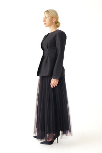 توب أسود تفتة انيق مع تنورة من التل