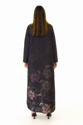 عباية بني تفته مع فستان بطبعات ورود