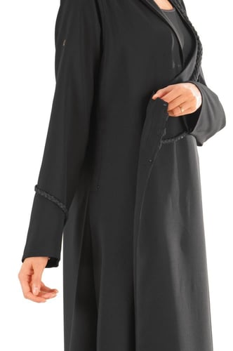عباية بليزر سوداء كريب زينت بثلاث جدائل - Turaath