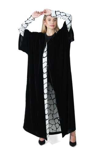 عباية شتوية سوداء مخمل بقصة بشت بأكمام محددة بيضاء