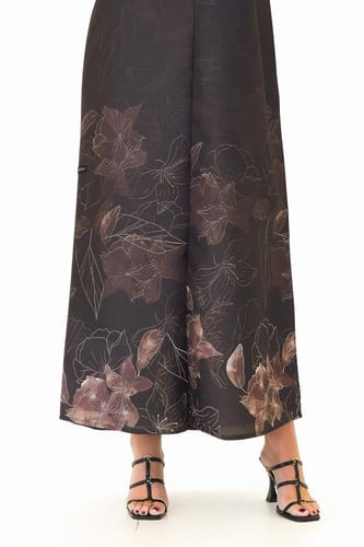 عباية بني تفته مع فستان بطبعات ورود