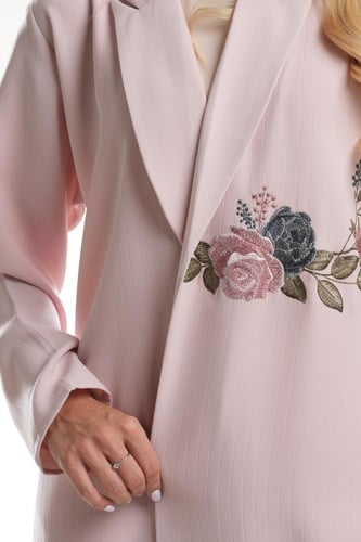 عباية وردي كريب بتطريز على شكل ورد - Rosalie