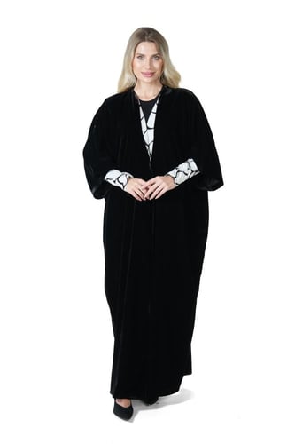 عباية شتوية سوداء مخمل بقصة بشت بأكمام محددة بيضاء