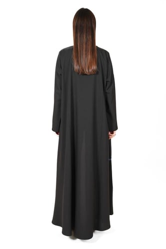 عباية سوداء كريب ناعمة زينت بقيطان سوداء