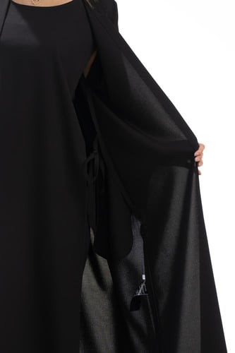 عباية سوداء كريب سادة بمرد داخلي وجيوب مخفية - Que...