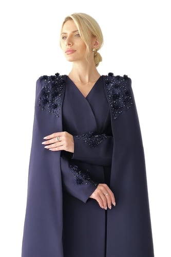 عباية بليزر كحلي مع كيب منفصل بتطريز أنيق