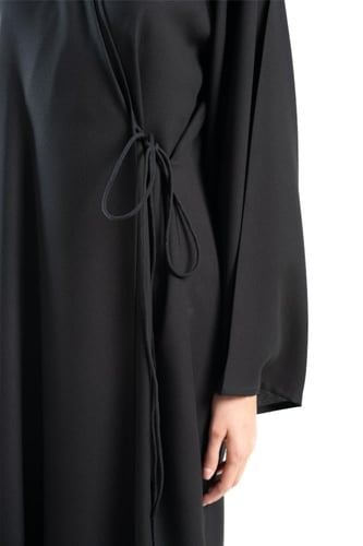 عباية سوداء كريب سادة بربطة جانبية انيقة - Queen o...