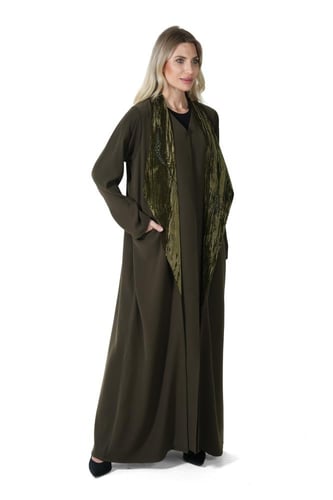 عباية زيتي كريب بطبقتين متصله بتطريز ناعم