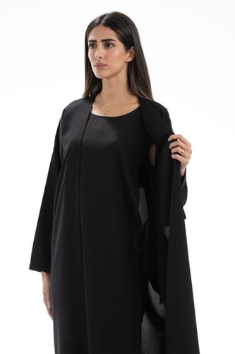 عباية سوداء كريب سادة بمرد داخلي وجيوب مخفية - Que...