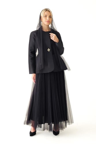 توب أسود تفتة انيق مع تنورة من التل