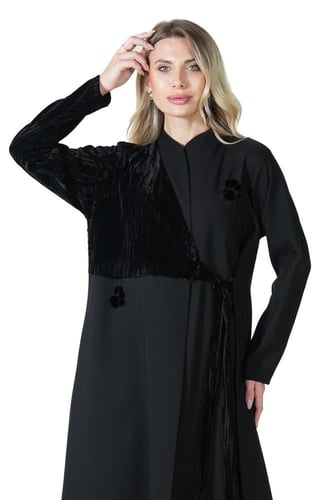 عباية سوداء كريب بتدخيلة مخملية بحزام جانبي