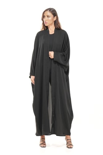 عباية سوداء بقصة بشت بتطريز ناعم - Softy Bisht