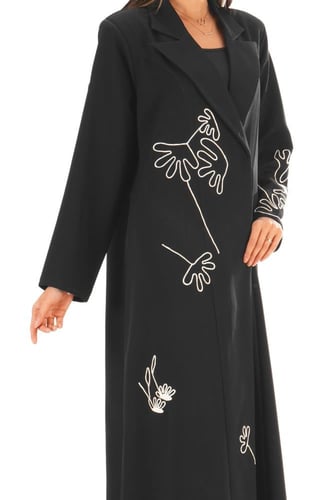 عباية بليزر سوداء كريب طرزت باللون الأبيض