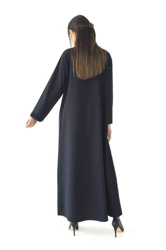 عباية سوداء كريب بتدخيلة جاكار مطرزة بالخرز الاسود