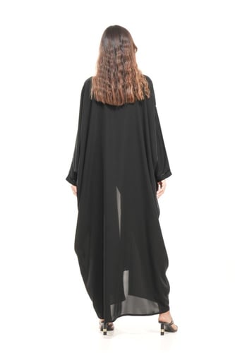 عباية سوداء بقصة بشت بتطريز ناعم - Softy Bisht