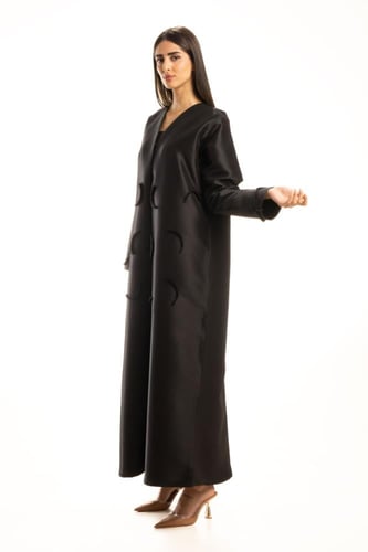 عباية سوداء تفته فاخرة مطرزة بالخرز - Half Moon