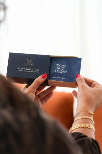 مناديل تنظيف العبايات