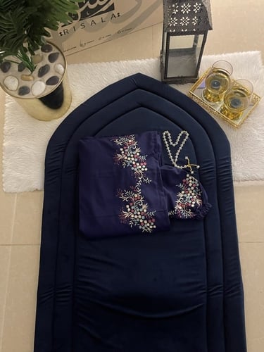 طقم مخملي مطرز