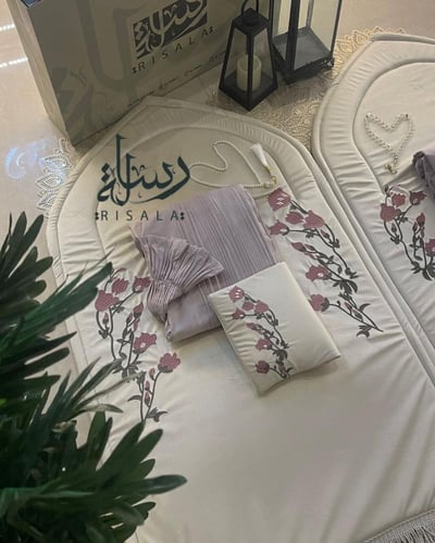 طقم صلاة مطرز + بيت مصحف