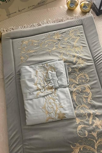 طقم الذهبي المخملي