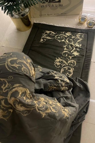 طقم الذهبي المخملي