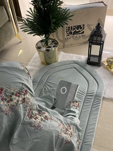 طقم مخملي مطرز