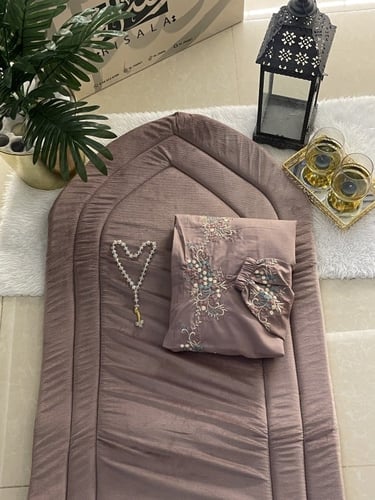 طقم مخملي مطرز
