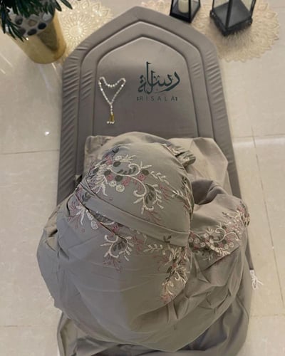 طقم مخملي مطرز