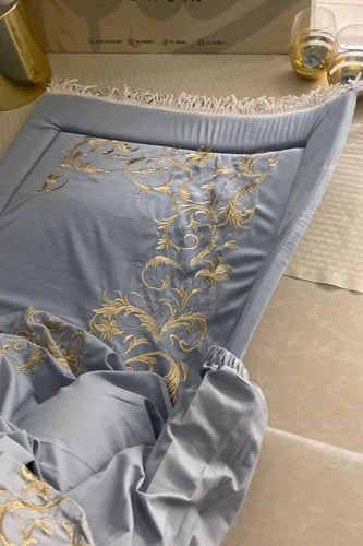 طقم الذهبي المخملي