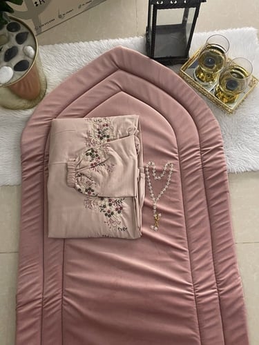 طقم مخملي مطرز