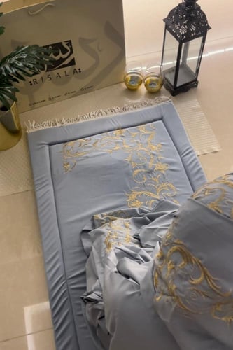 طقم الذهبي المخملي