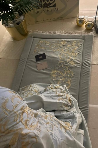 طقم الذهبي المخملي