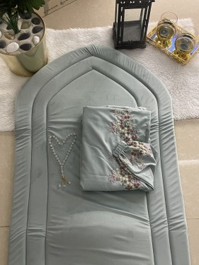 طقم مخملي مطرز