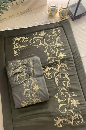 طقم الذهبي المخملي