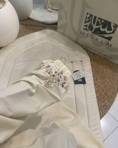 طقم مخملي مطرز