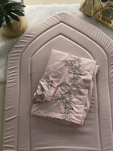 طقم مخملي مطرز