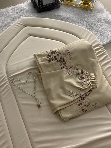 طقم مخملي مطرز