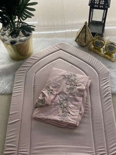 طقم مخملي مطرز