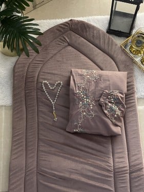 طقم مخملي مطرز