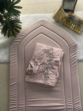 طقم مخملي مطرز