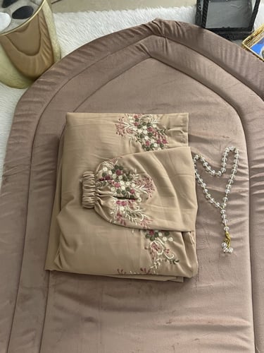 طقم مخملي مطرز