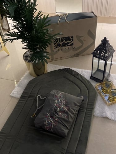 طقم مخملي مطرز