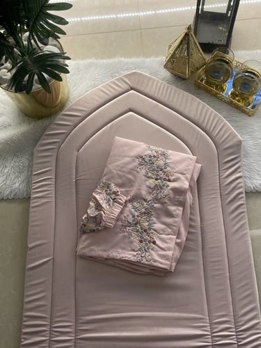 طقم مخملي مطرز