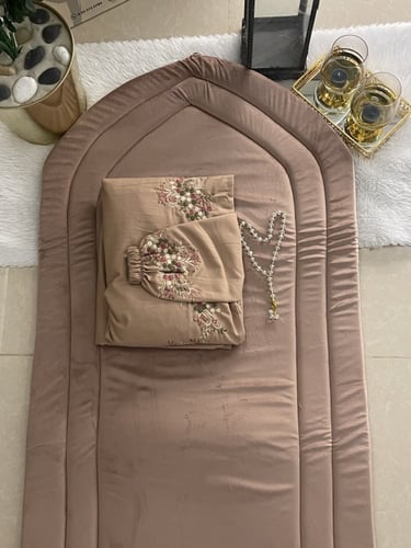 طقم مخملي مطرز