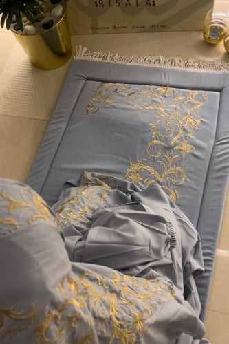 طقم الذهبي المخملي